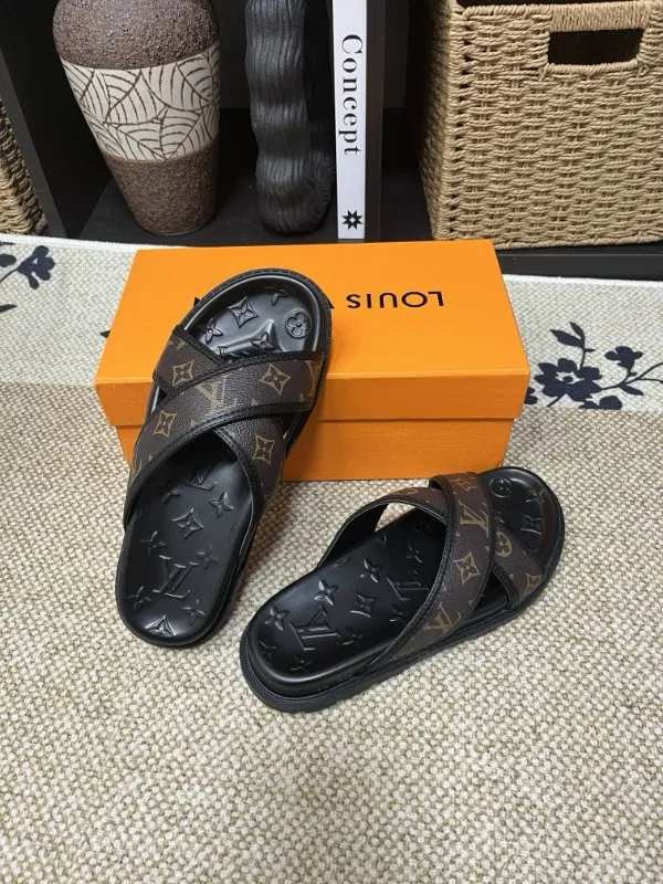 P270🏆Louis Vuitton 🏆[Louis Vuitton] Spring/Summer 2025 [Men's Flip Flops] 🎯🎯As an active family in the fashion industry ⭐ Lv is characterized by bold innovation ⚡Create this casual business style for Chinese fashionable men ✨The fabric is made of imported high-grade cowhide 🔥 Clean and neat ⚡Fashionable and elegant🌹Breathable, sweat-absorbent and deodorant👈So luxurious, high-end and domineering. 👍Must be sold if you repost the picture. Number of yards: 38--46. Color: 🎉 For large quantities. Welcome to repost.